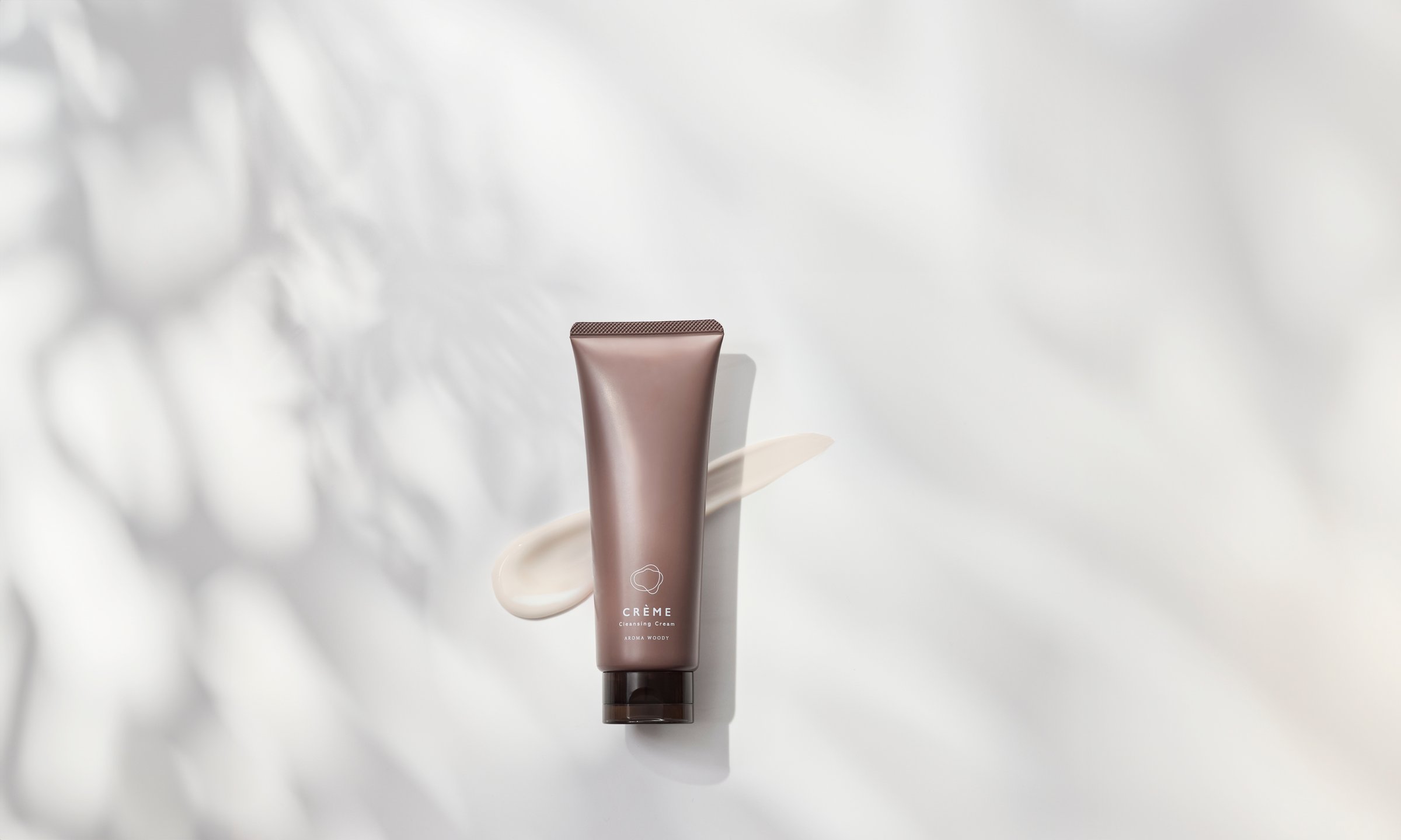 CRÈME Cleansing Cream AROMA WOODY 心地よさに浸る アロマウッディの香り。 クリームがふわっとオイルに変化